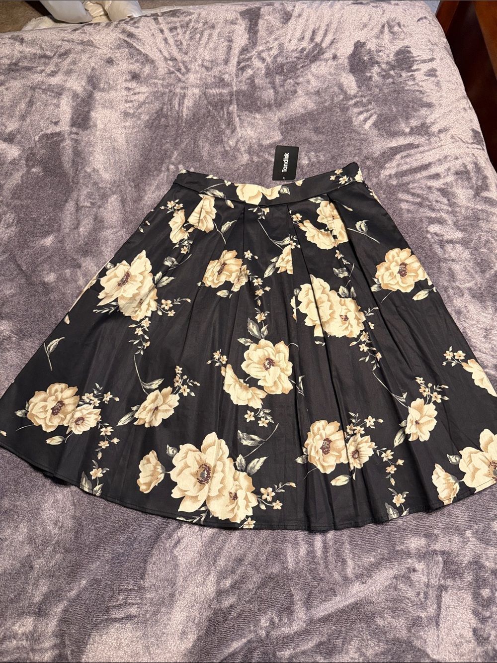 Women’s NWT L Floral Black Pleated A-Line Skirt - Beige Flower Print